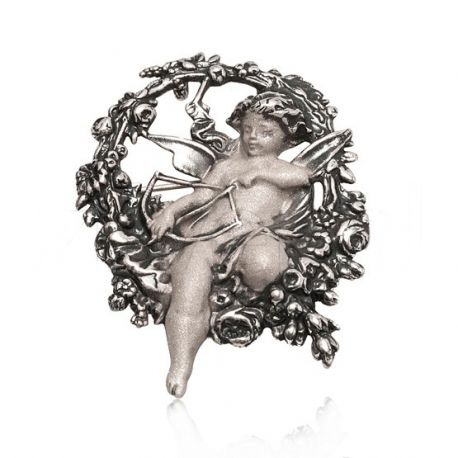 Amor Cupido afgebeeld op een zilveren broche Kennisbank Zilver.nl
